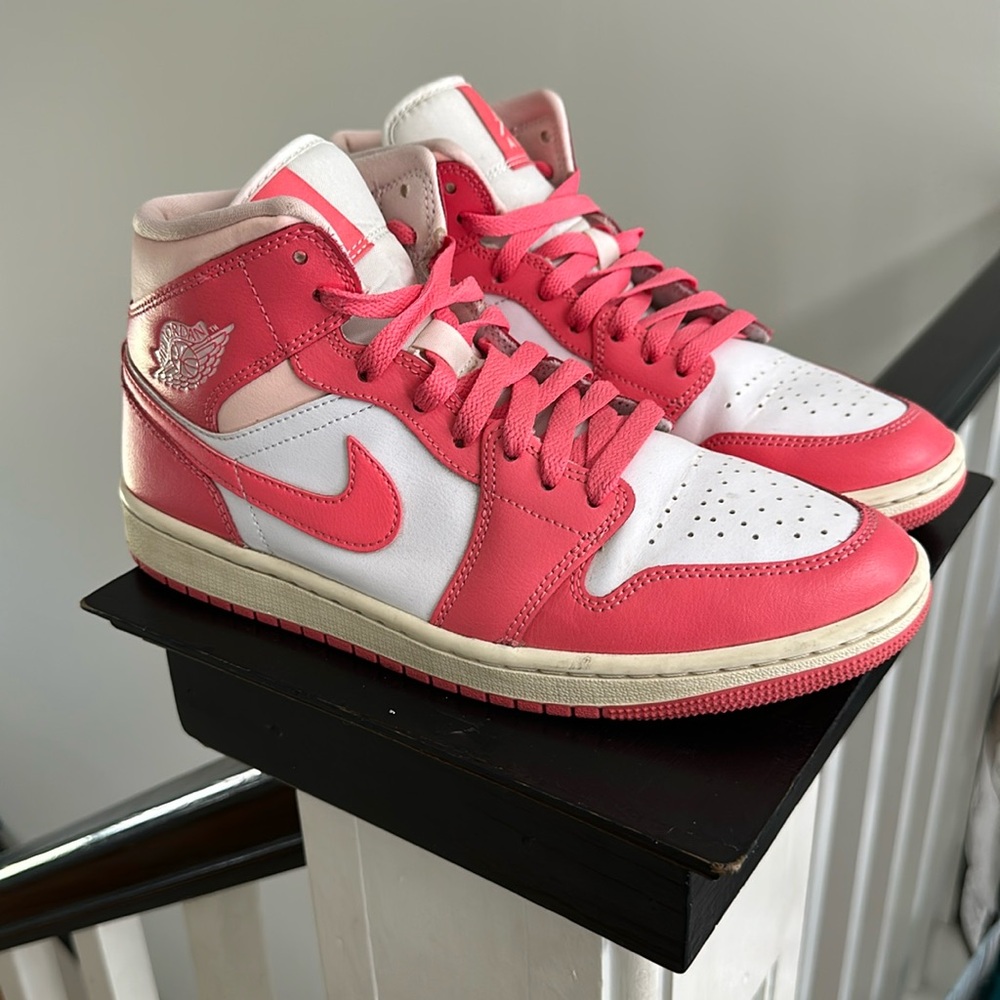 Nike Women’s Air Jordan 1 Mid sneakers - Picture 1 of 6